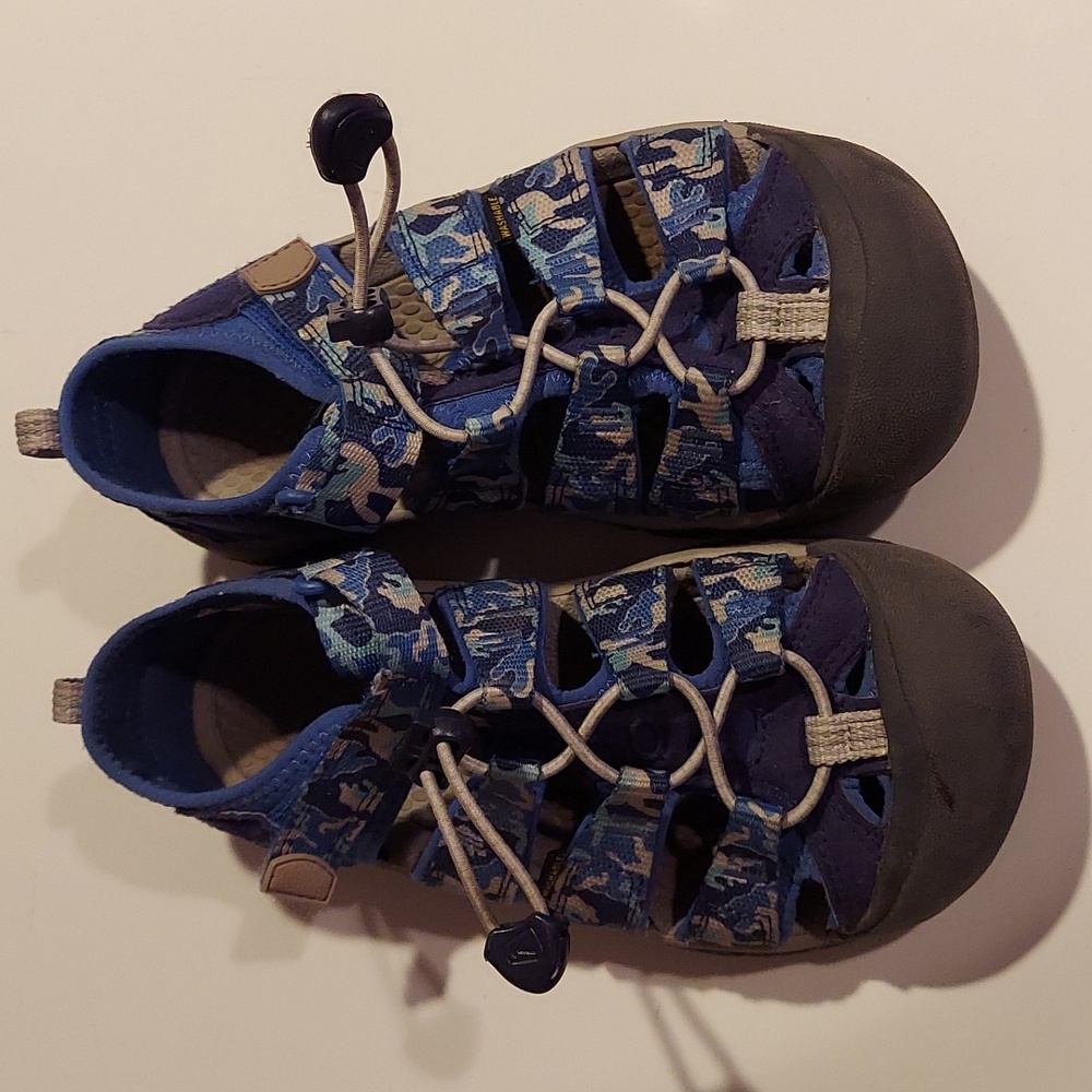 LIKE NEW Keen Boys Size 2 Sandles